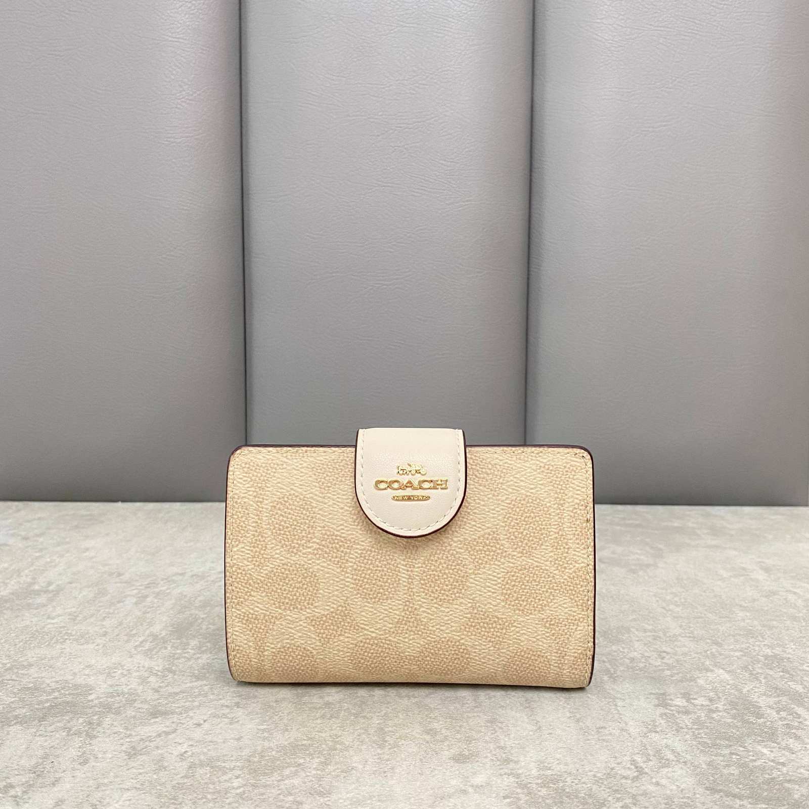 photo_6291584651910386007_w (1) Coach Medium Corner Zip Wallet In Signature - Image 1